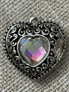 Filigraner Herz Charm Anhänger silberfarben mit Herzform Korallenstein - Bild 1 von 5