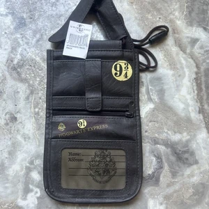 Neu mit Etikett Harry Potter Hogwarts Express 9 3/4 Plateau braun Reise Geldbörse Umhängetasche - Bild 1 von 9