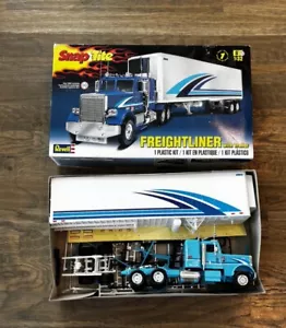 Revell 1:32 Freightliner w/ Trailer Truck Model Kit - Instructions - Picture 1 of 3