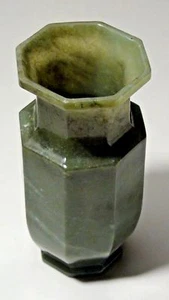 ANTIGUO JARRÓN CHINO TALLADO TRANSPARENTE VERDE JADE FORMA LIMPIA Y ELEGANTE - Imagen 1 de 9