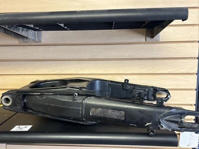 Braço oscilante traseiro 2006 Kawasaki Ninja ZX14 FABRICANTE DE EQUIPAMENTO ORIGINAL 33001-0216-11E - Imagem 1 de 4