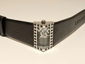 RETRO RARE SWISS BEAUTIFUL TRIANGLE ST.STEEL LADIES MEN QUARTZ WATCH "GF FERRE" - Picture 1 of 22
