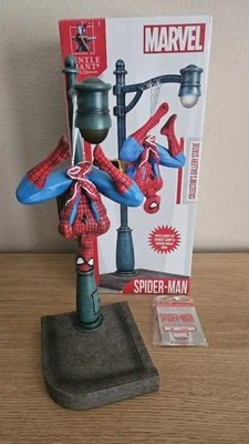 Estatua gigante suave de Spider-Man para coleccionistas Foto 1 de 4