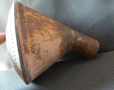 Ancien pommeau d'entonnoir en zinc, ancien outil art populaire french antique - Photo 1/4