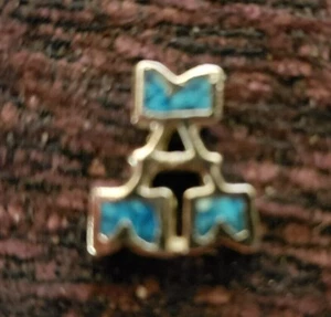 Vintage Metall Buchstabe A mit Harz blau Hut Pin Größe 3/4" L x 1/2" B - Bild 1 von 1