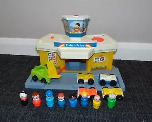 Vintage Fisher Price Little People Airport 1980 + 4 Cars, 8 Figures, Forklift - Picture 1 of 20