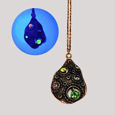 Collar UV botánico Steampunk vintage de vidrio de uranio y cadmio sobre cobre rústico Foto 1 de 4