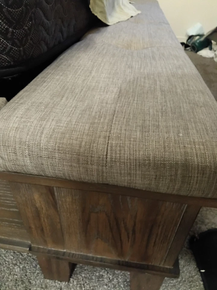 Cama king size Ashley Furniture.   Madera acolchada con estantes al pie  Foto 1 de 2