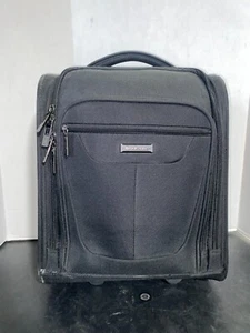 Brookstone Elswood 16" Softside Handgepäck mit Ladeanschluss - Schwarz - Bild 1 von 7