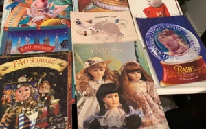 Lot Of 8 FAO Schwartz Toys Catalogs 1992-99 -LOT22-26 - Picture 1 of 1