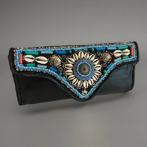 Pochette pochette in pelle nera con perline e conchiglie unica fatta a mano boho - Foto 1 di 11