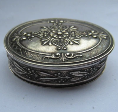 ANCIEN BOITE PILULIER TABATIERE ARGENT DECORS DE GUI 37 mm 12,8 g environ - Photo 1/4