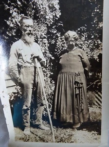 sNAPSHOT OLD TIMEY COUPLE ON THE HOMESTEAD DOMESTIC BLACK AND WHITE VTG neocurio - Picture 1 of 6