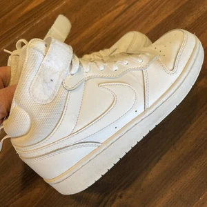 Scarpe Nike Court Borough Mid Triple bianche per ragazzi CD7782-100 GS taglia 6 anni - Foto 1 di 12