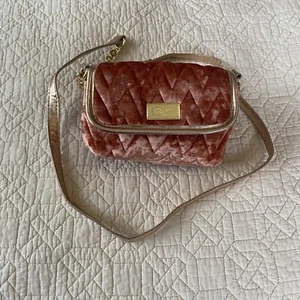 Luv Betsey by Betsey Johnson Pink Suede Velvet Zip Zap Wallet sized Purse Kiss - Picture 1 of 11