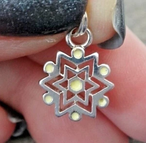 Dije de plata esterlina con copo de nieve esmaltado blanco de 11 mm - Imagen 1 de 3