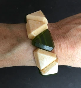 Chunky VINTAGE WHITE & GREEN AMBER STRETCH BANGLE bracelet Art Deco Style - Picture 1 of 7