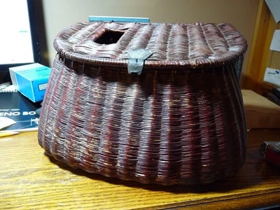 Antigua cesta de mimbre creel de pesca vintage aparejos cebo mosca trucha correa Foto 1 de 4