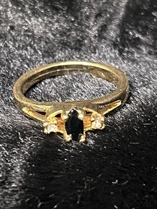 VINTAGE GOLD TONE ONYX RING SIZE 5.5 - Picture 1 of 6