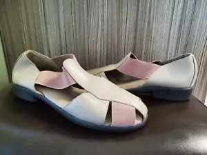 Easy Street Women's Leather Beige Flat Shoes Size 9 Wide - Picture 1 of 7