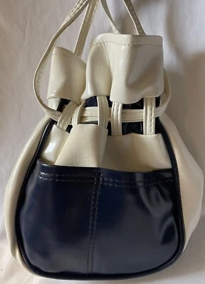 BOLSA DE CORDÃO VINTAGE ANOS 60 MOD AZUL MARINHO E BRANCO, NAUGAHYDE, EM PERFEITO ESTADO MUITO BOM ESTADO - Imagem 1 de 4