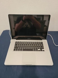 Apple MacBook Pro 15" (principios de 2011, especificaciones desconocidas) - COMO ESTÁ - Imagen 1 de 8