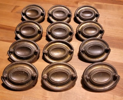 Juego de 12 tiradores de cajón originales antiguos vintage con acabado de latón ovalado Foto 1 de 4