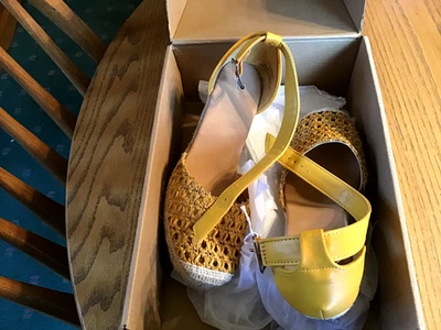 женские туфли, коллекция Journee, 3,5» на танкетке каблук, горчичный цвет - Изображение 1 из 4