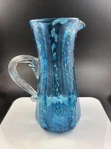 Jarra de 10" vintage de vidrio artístico soplado a mano azul moteado con mango acanalado - Imagen 1 de 16