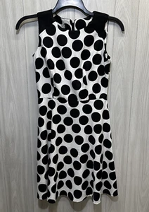 Vestido DRESS BARN para mujer (talla 4) sin mangas a lunares elástico cremallera trasera - Imagen 1 de 10
