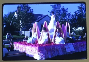 35mm Color Slide Kodachrome 1966 Idaho Falls Lions Parade Pink and White Queen - Bild 1 von 3