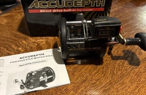 Carrete de pesca Daiwa Accudepth 47LC - ¡Excelente estado! Con caja/manual - Imagen 1 de 12