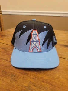 De colección Houston Oilers RARO Colorway Sombrero Diente de Tiburón Logo Atlético 7 1/2 NFL - Imagen 1 de 8