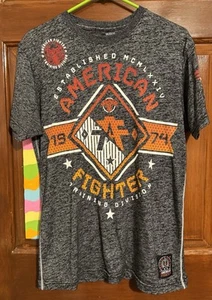 American Fighter 1974 T-Shirt Herren mittelgrau Baumwolle Grafikdruck sportliche Passform - Bild 1 von 6