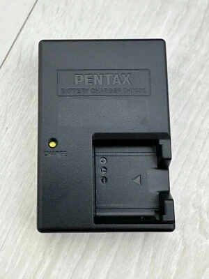 ORIGINAL GENUINE PENTAX D-BC92 CAMERA BATTERY CHARGER - Image 1 of 3