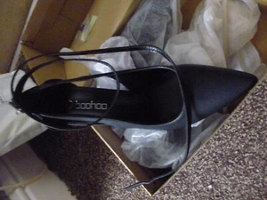 Zapato de cancha BooHoo negro con detalles recortados con cordones - Imagen 1 de 3