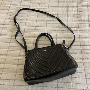 DKNY Vivian Cartera Bolso de Mano Cuero Negro Diseño Chevron Asas Buen Estado - Imagen 1 de 15