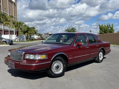 1997 Lincoln Town Car Lincoln Towncar SIGNATURE SERIES Town Car 1 Owner Florida - Image 1 of 4