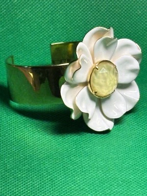 Brazalete KATE SPADE Grande Flor Esmalte Flor Tono Dorado con Centro Facetado Foto 1 de 4