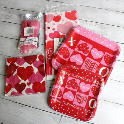 Fiesta San Valentín Platos de Papel Servilletas Cubiertos Vajilla Lote Rosa Rojo Amor Foto 1 de 4