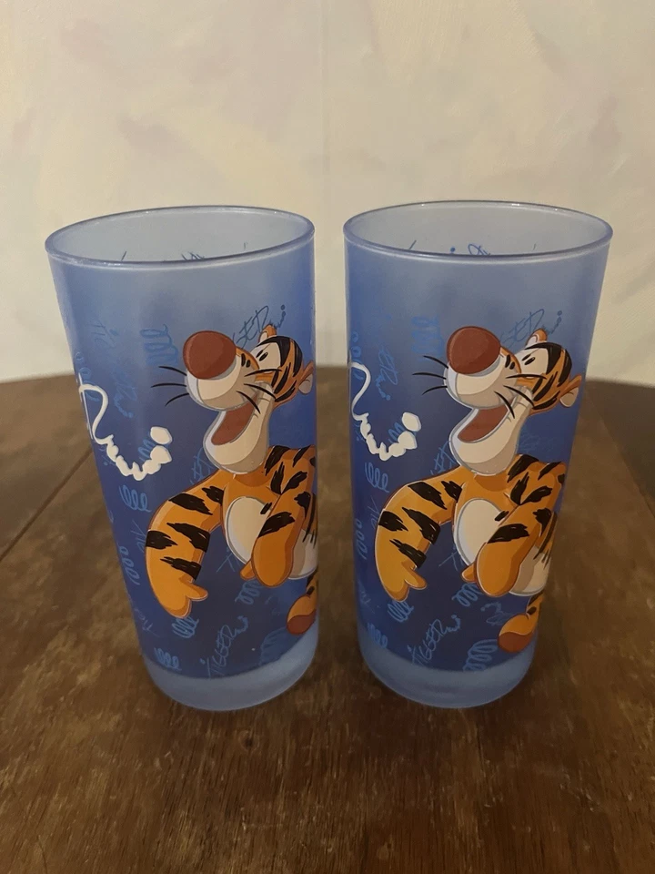 Tigger de vidrio superior DISNEYLAND PARÍS. Dos vasos de jugo Foto 1 de 4