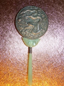 Antiker geschnitzter chinesischer Nephrit Jade Seladon Repousse Drache Handspiegel - Bild 1 von 12