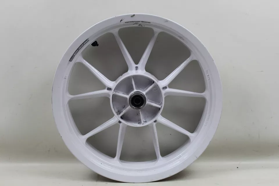 Llanta trasera KTM RC390 RC 390 15-17 OEM recubierta de polvo blanca RECTA Foto 1 de 3