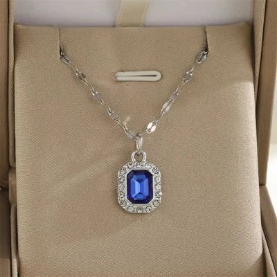Collar colgante cuadrado de diamantes de imitación de acero inoxidable estilo clásico Foto 1 de 4