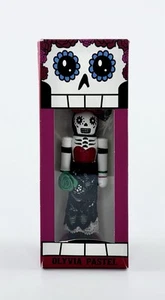 Bambola pastello Día de los Muertos Olyvia - nuova con scatola scheletro statuina da collezione - Foto 1 di 4