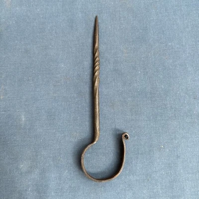 Vintage Hand Forged Twisted Iron Drive-in Hook Scroll End Beam Mantel Hook Foto 1 de 4