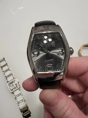 Reloj Joan Rivers Puño Colección Clásica Tono Plateado Correa Cuero Negro Foto 1 de 4