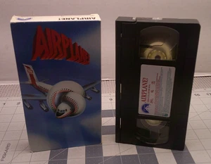 Flugzeug! VHS 1980 Komödie Film (1992) Leslie Nielsen Lloyd Bridges - Bild 1 von 9