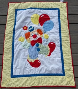 Vintage Krippe Babydecke Zirkus Clown Luftballons Primär Selbstgemacht Steppdecke Hut - Bild 1 von 7
