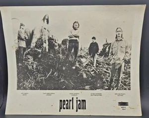 Pearl Jam Original 8x10 Photo Epic Records Promotional Pose #9310 - Picture 1 of 2